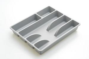 Caja de cocina con cubiertos para cucharas, tenedores, cuchillos aislado sobre fondo blanco. foto