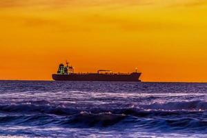 atardecer en playa del rosarito - playa rosarito, méxico 2019 foto