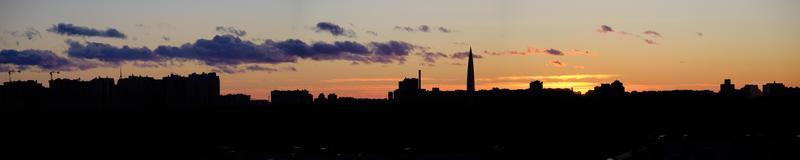 puesta de sol sobre la ciudad foto