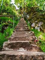 Ruinas del castillo medieval de Nidek en las montañas Vosgos, Alsacia foto