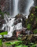 Cascada nideck cerca de las ruinas del castillo medieval en Alsacia foto