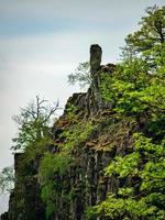 Cascada nideck cerca de las ruinas del castillo medieval en Alsacia foto