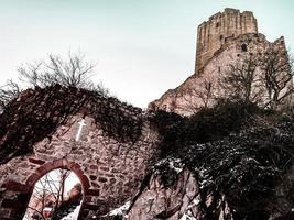 paisaje de montaña con las ruinas de un castillo medieval en los vosgos. foto