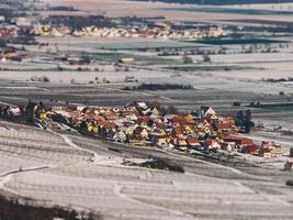 Drone vista panorámica de viñedos cubiertos de nieve en el valle del Rin. foto