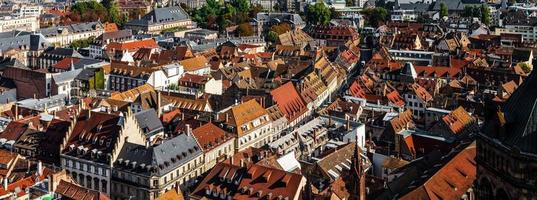 vista aérea de la ciudad de estrasburgo. día soleado. Techos de tejas rojas. foto
