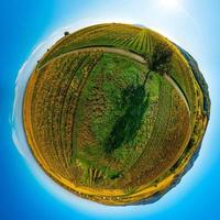 planeta de otoño. valles soleados, montañas y una variedad de colores otoñales. alsacia, francia. foto