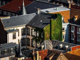 vista aérea de la ciudad de estrasburgo. día soleado. Techos de tejas rojas. foto