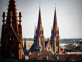 vista aérea de la ciudad de estrasburgo. día soleado. Techos de tejas rojas. iglesia reformada san pablo foto