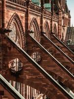 contrafuertes y otros elementos góticos de la catedral más alta, estrasburgo. foto