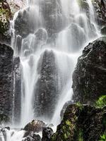 Cascada nideck cerca de las ruinas del castillo medieval en Alsacia foto