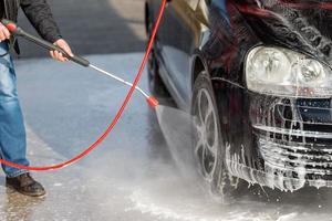 Autoservicio de lavado de autos sin toque. lavar con agua y espuma. foto