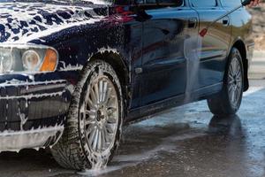 Autoservicio de lavado de autos sin toque. lavar con agua y espuma. foto