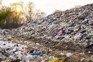 montaña contaminada gran pila de basura y contaminación foto
