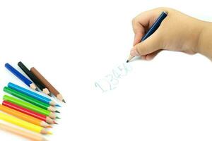 Cerca de la mano de la niña con lápiz escribiendo palabras en inglés a mano