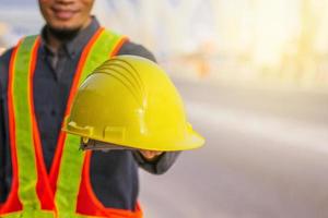 Cerrar ingeniero mantenga fondo de construcción de sitio de casco foto