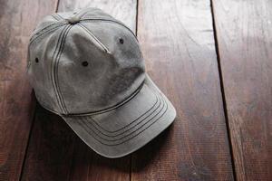 gorra para hombre sobre fondo de madera foto