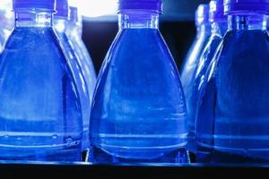 Botellas de agua potable en la planta de producción de agua. foto