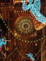 Adornos navideños en las calles de Estrasburgo, Francia foto