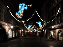 Adornos navideños en las calles de Estrasburgo, Francia foto