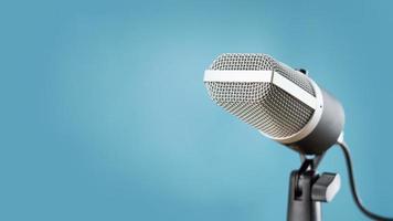 micrófono para grabación de audio o concepto de podcast, micrófono único sobre fondo azul suave con espacio de copia