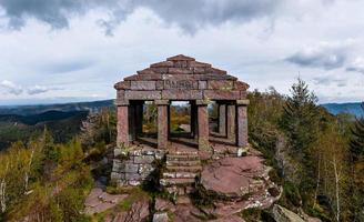 Monumento en el pico de la montaña Donon en Vosgos, Francia foto
