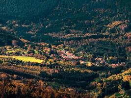 Vista desde la cima de la montaña a las montañas Vosgos en Alsacia, Francia