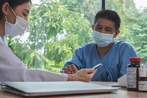 médico de sexo femenino asiático chequeo saludable de un paciente. foto