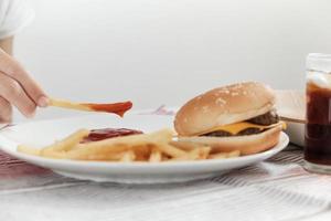 comiendo comida rápida en el plato blanco. foto