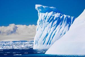 iceberg antártico con nubes