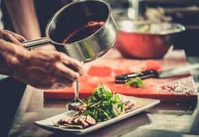 chef ocupado en el trabajo en la cocina del restaurante foto