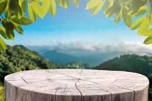 Mesa de tocón en la montaña para exhibición de productos. foto