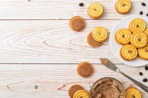 galletas sándwich con crema de café foto