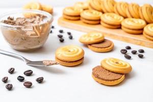 galletas sándwich con crema de café foto