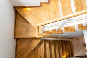 hermosas escaleras de madera paso en casa foto