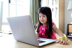 niño con laptop foto