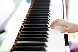 niña tocando el piano foto