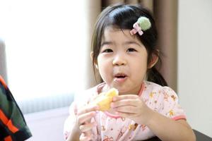 niño disfruta comiendo foto