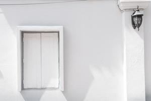 Ventana de madera blanca en la pared con espacio de copia foto