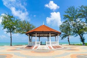 Pabellón con fondo de playa de mar en Songkla, Tailandia foto