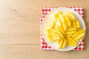 Piña fresca en rodajas en un plato blanco. foto