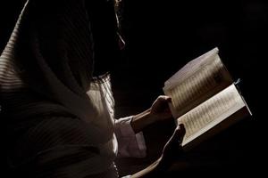 silueta mujer leyendo el corán. concepto de foto hermosa de alta calidad
