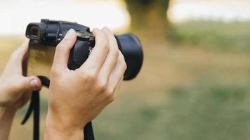mujer tomando fotografías con cámara de fotos. concepto de foto hermosa de alta calidad