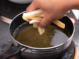 Cerca de freír patatas fritas en la freidora. foto