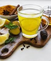 bebida tónica energética con cúrcuma, jengibre, limón y miel foto