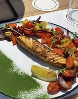 Filete de salmón asado con guarnición de verduras foto