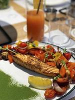 Filete de salmón asado con guarnición de verduras foto