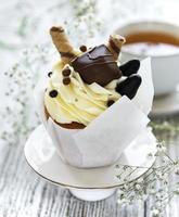Cupcakes de chocolate sobre fondo blanco de madera