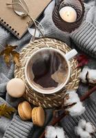 hermosa y romántica composición de otoño con taza de café foto