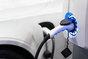 cargar la batería de un coche eléctrico acceder a la electrificación del vehículo foto
