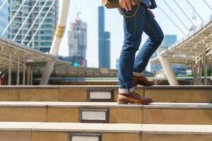 hombre caminando en la ciudad con maleta foto